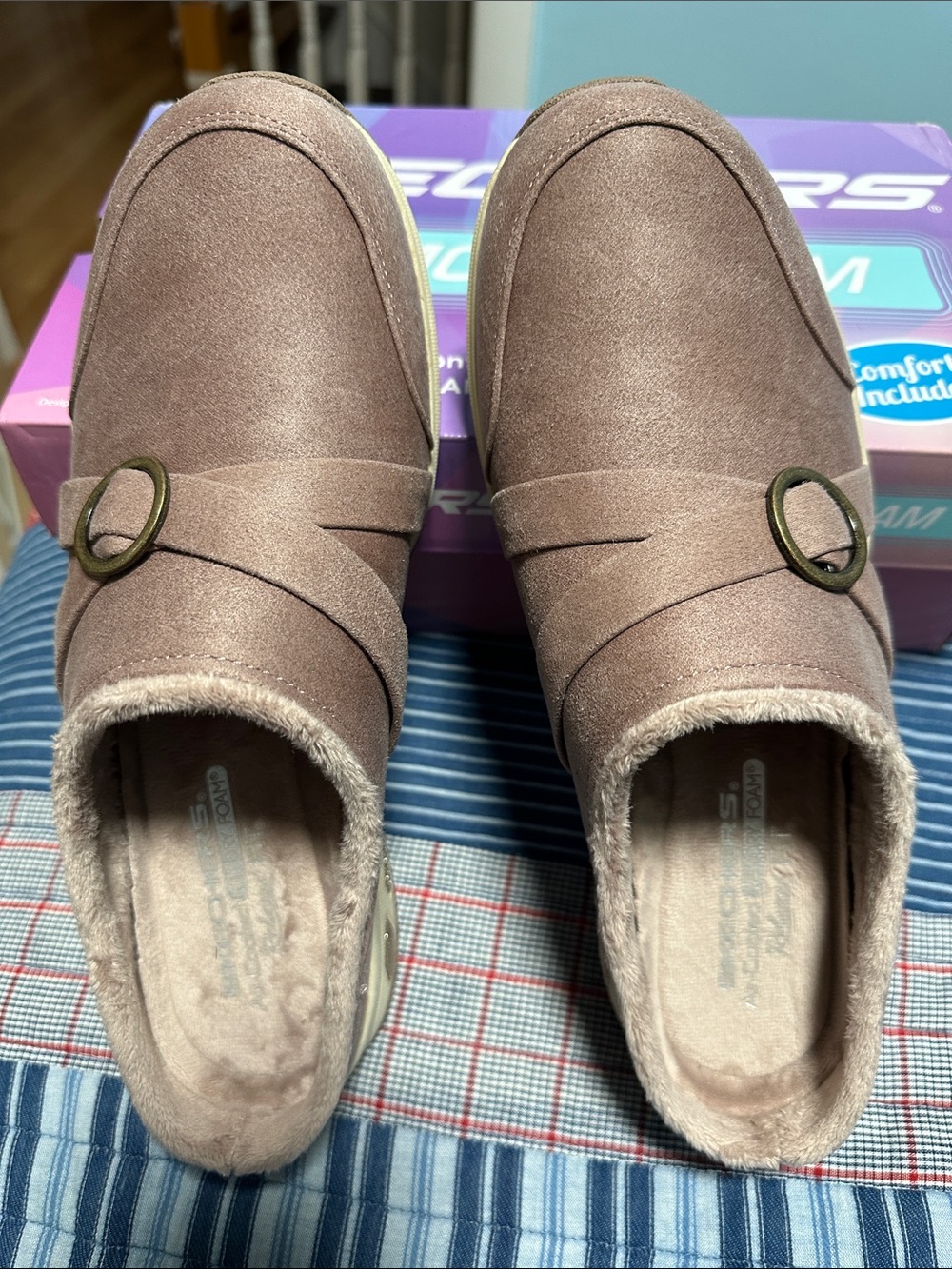 Skechers slip on shoes in mauve. Womens 9.5 new in box.